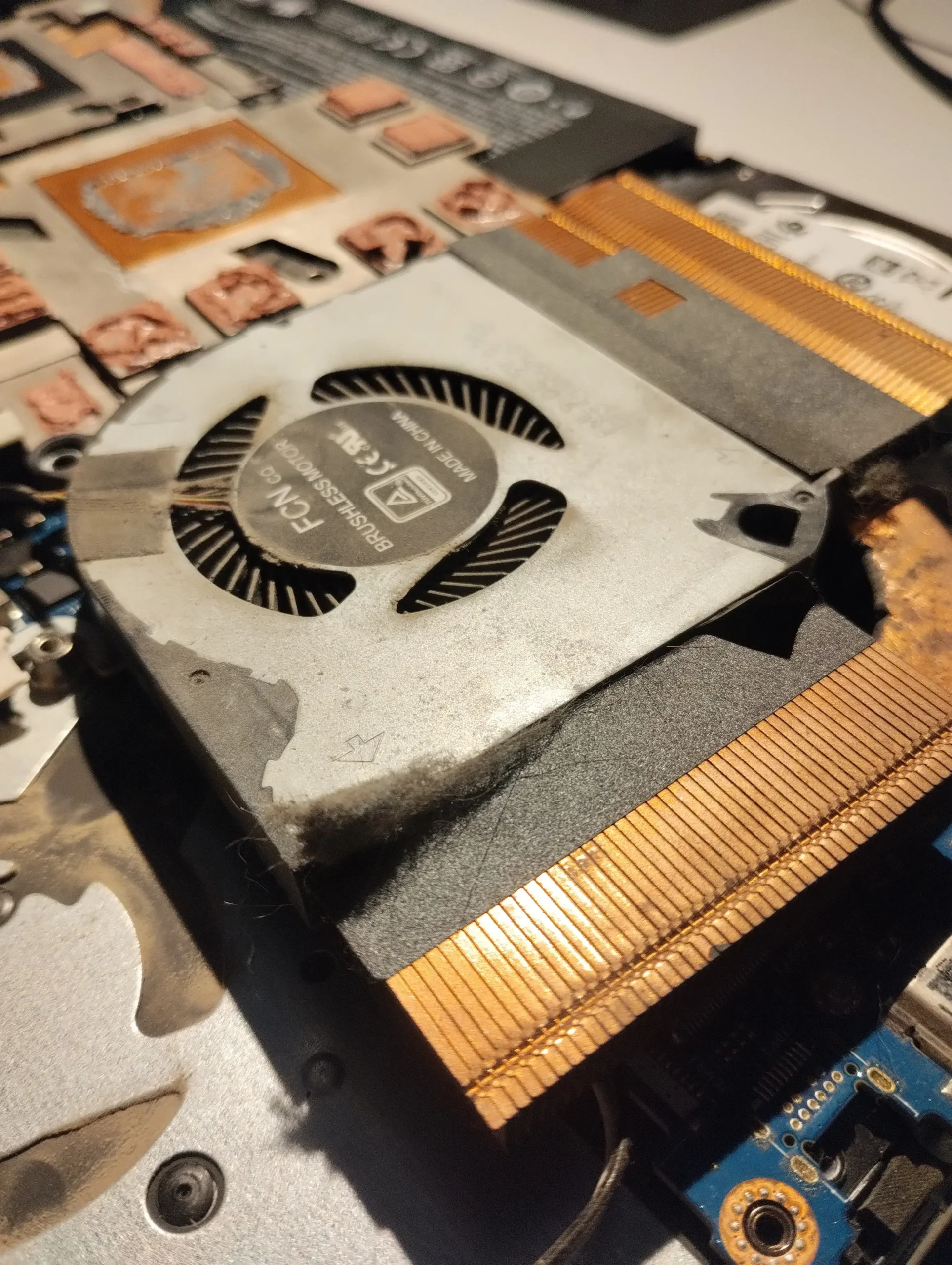 disipador de notebook sucio