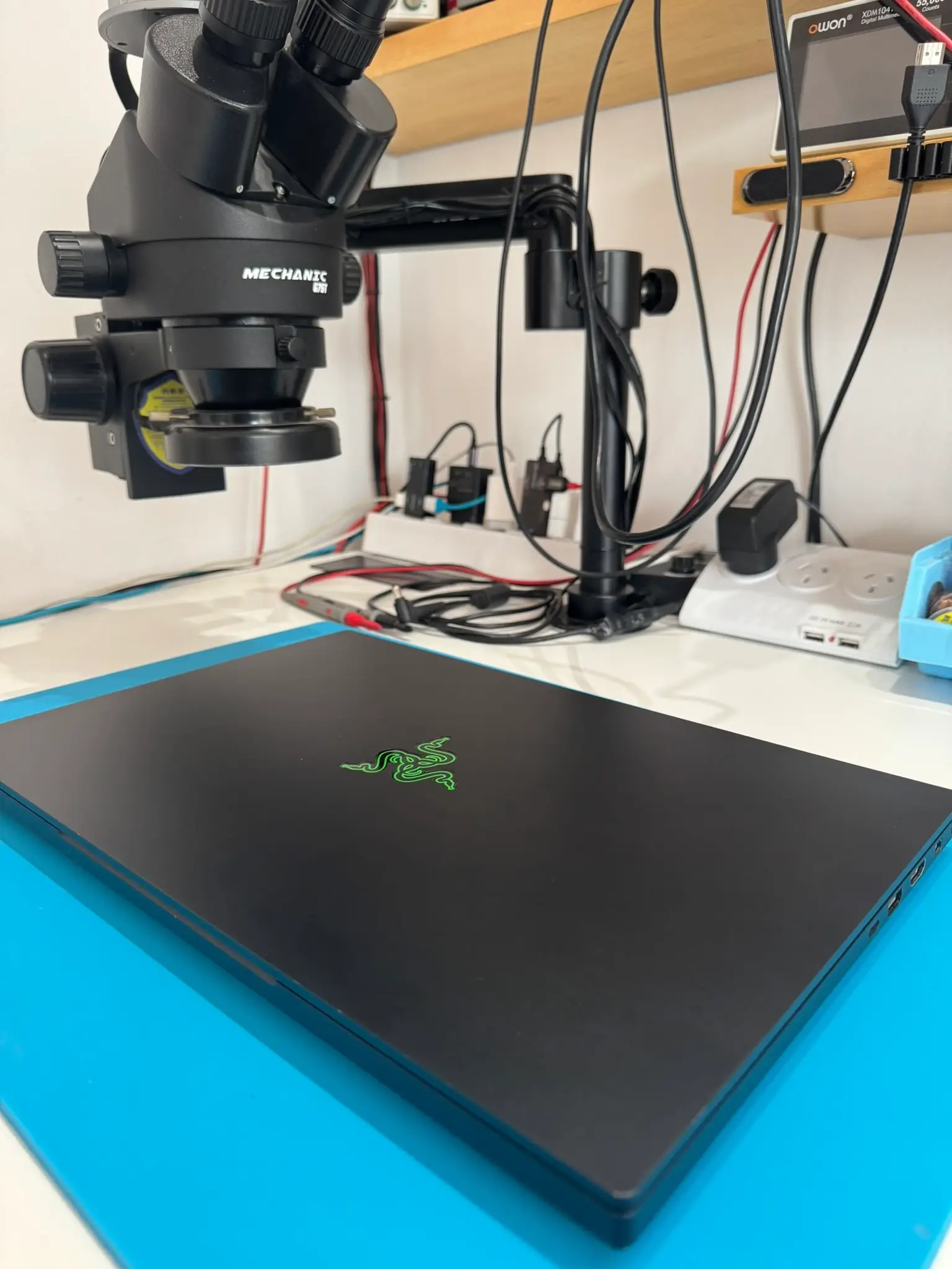 notebook razer bajo diagnostico en microscopio