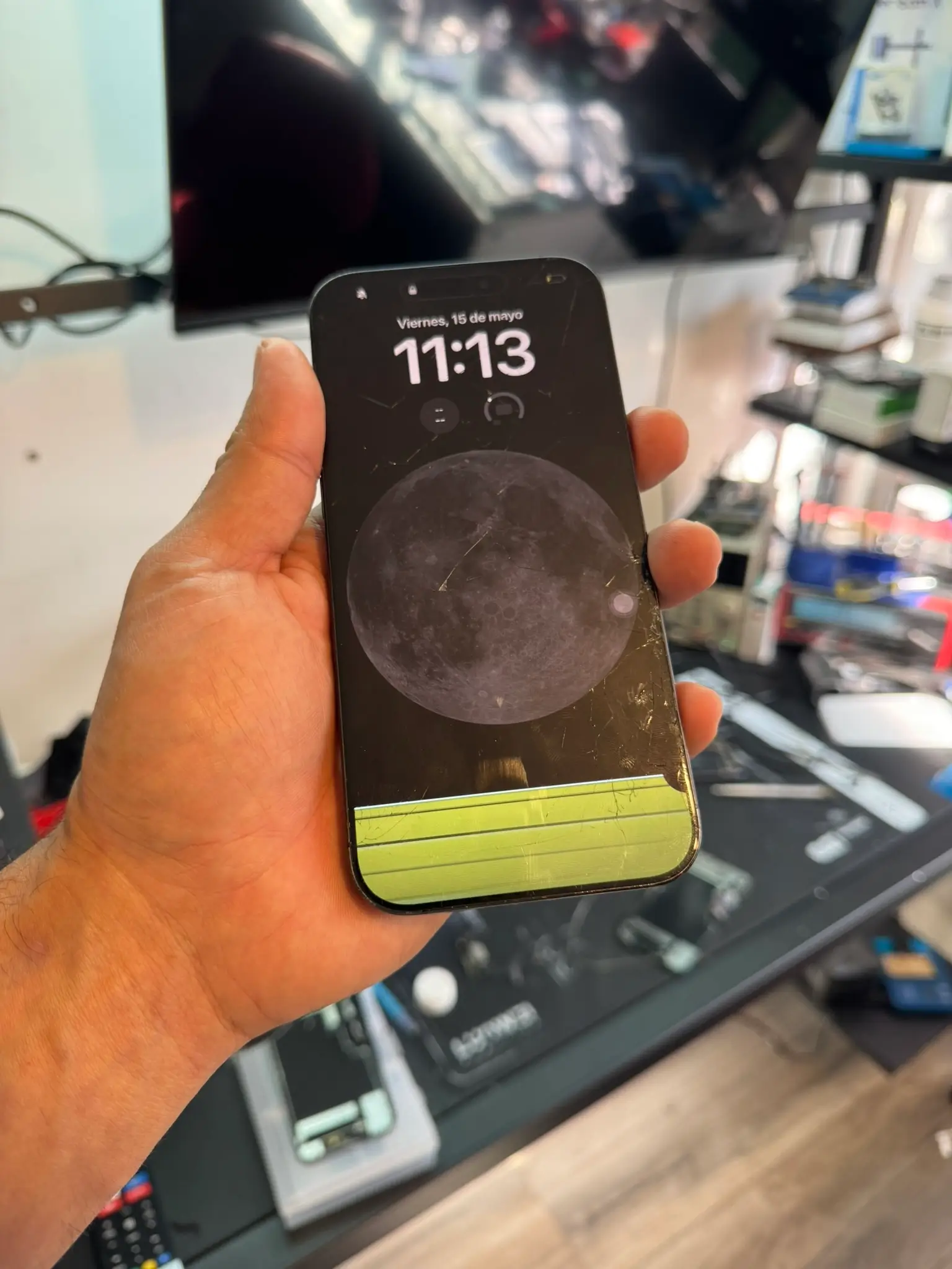 pantalla rota iphone 15 pro max