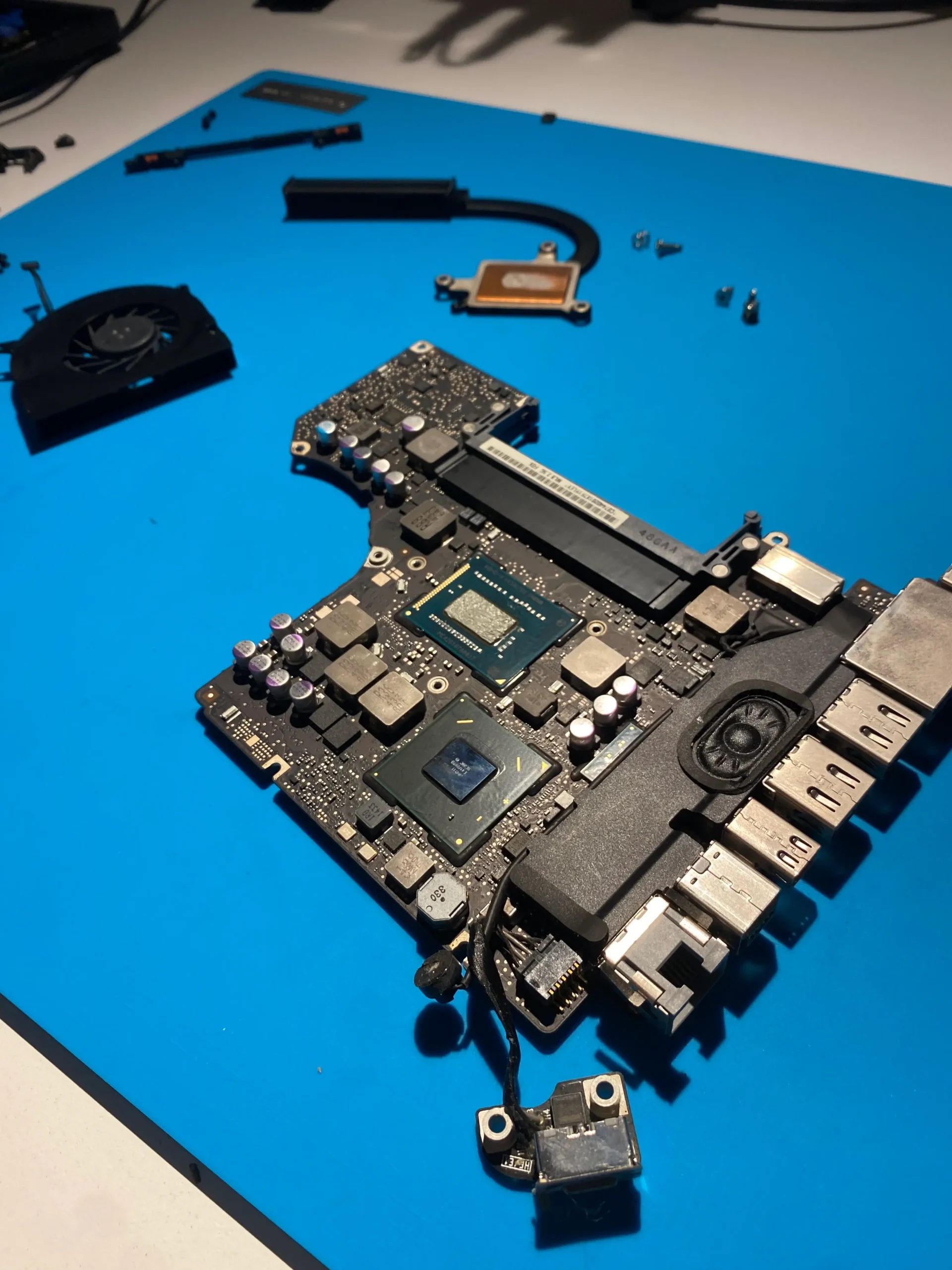 placa madre macbook air pro calienta