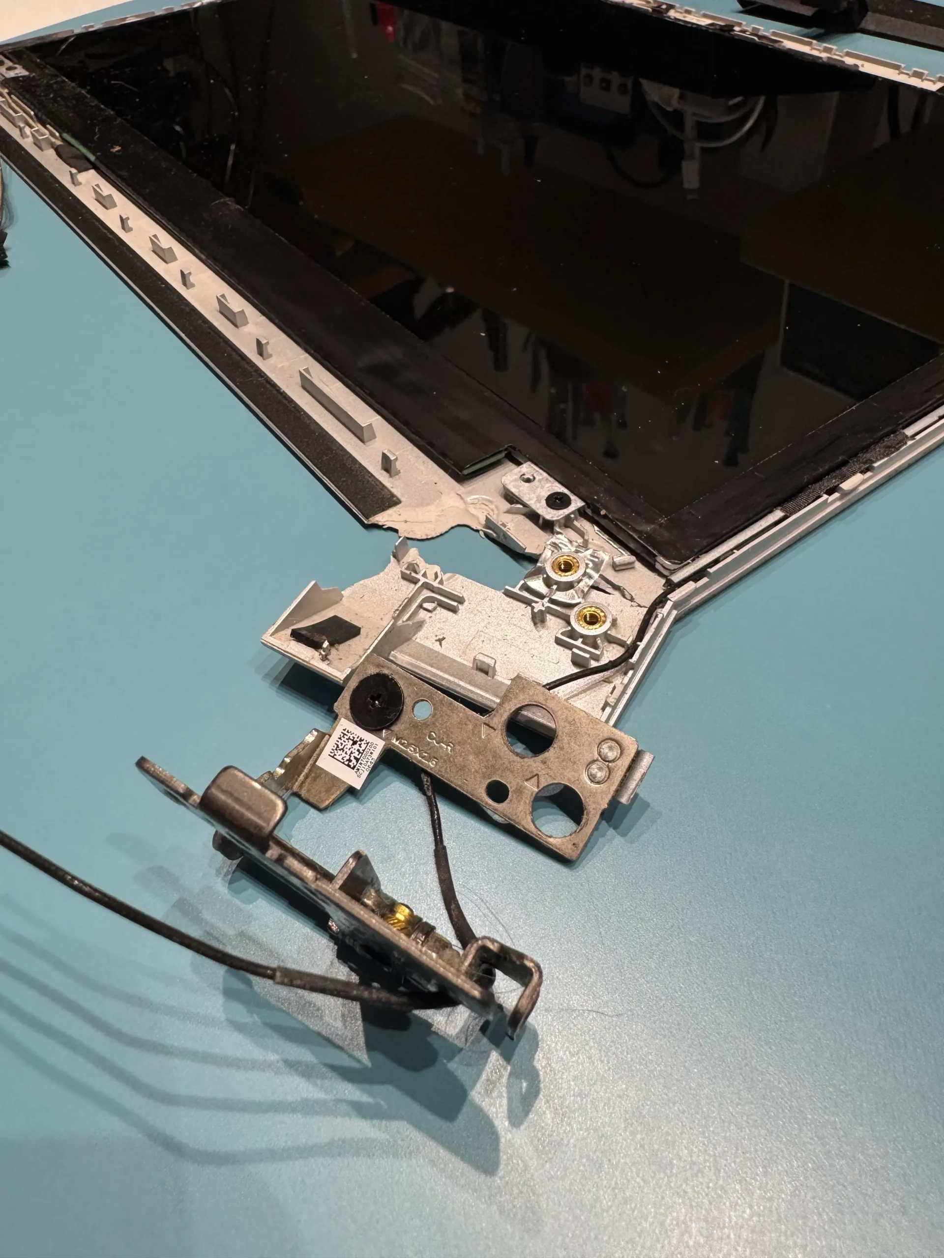 reparacion bisagra notebook hogar