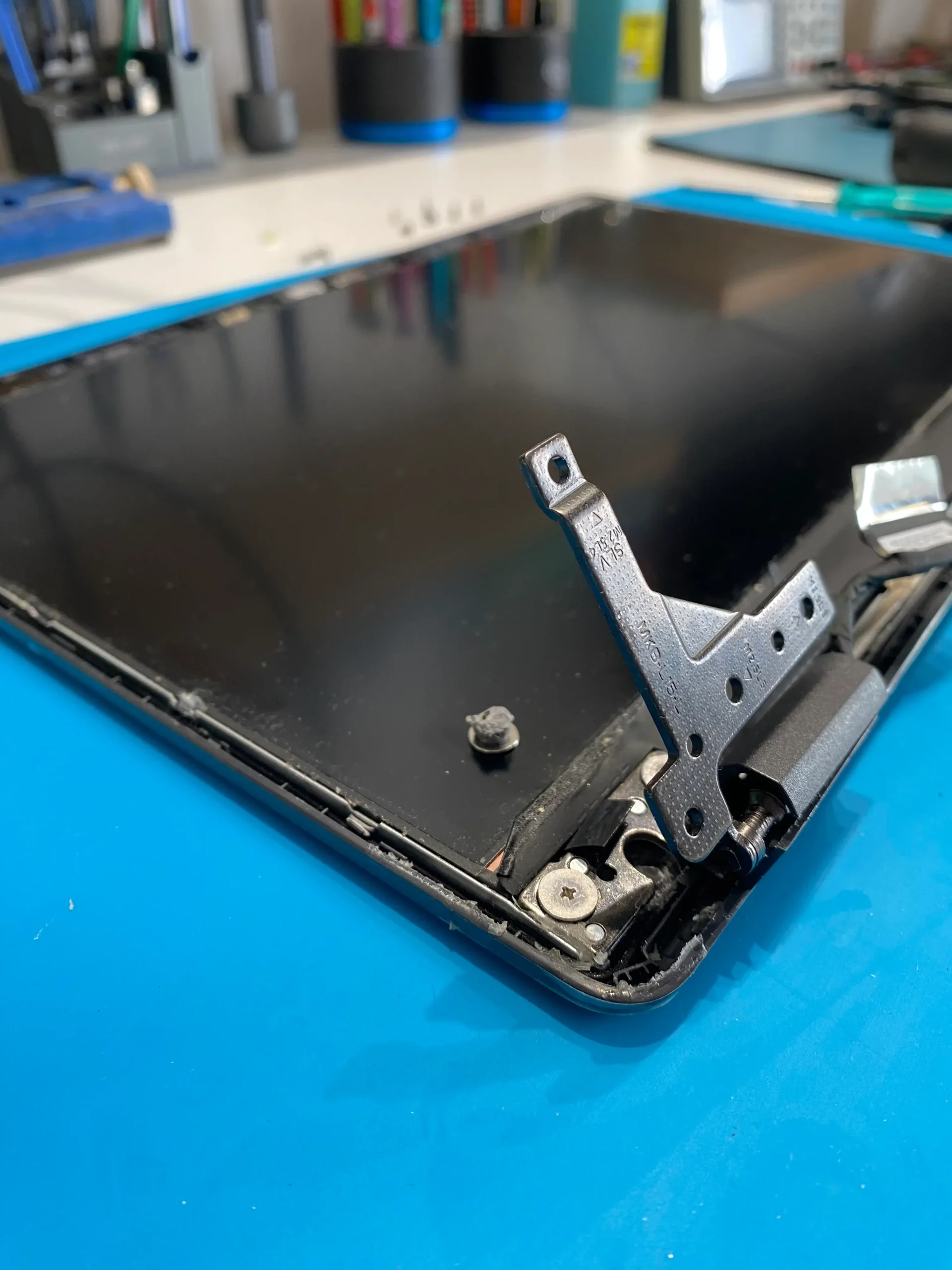 reparacion de bisagras notebook oficina